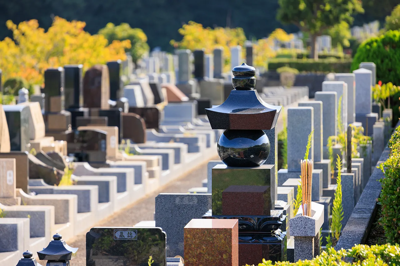 お墓の並んだ霊園