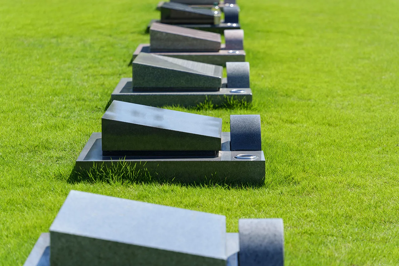 芝生に並んだお墓