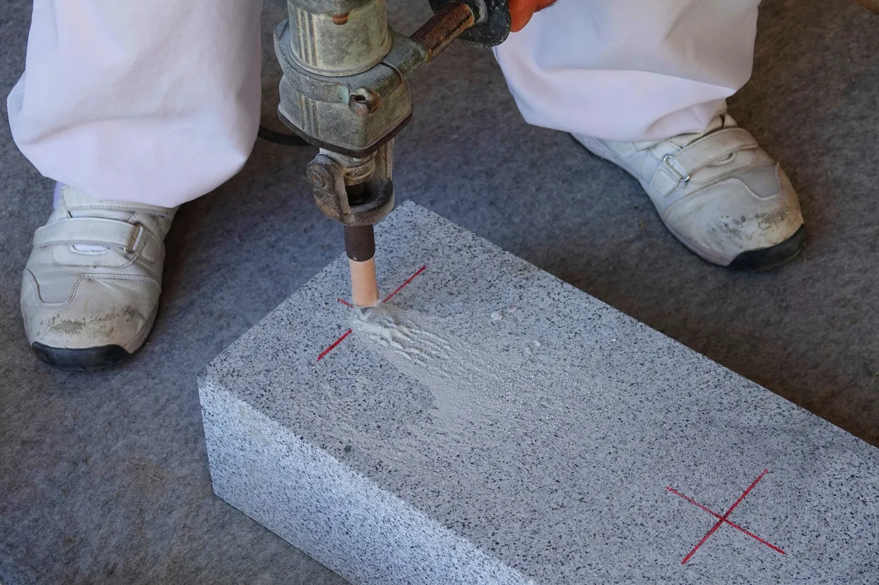 お墓に文字を入れる制作風景